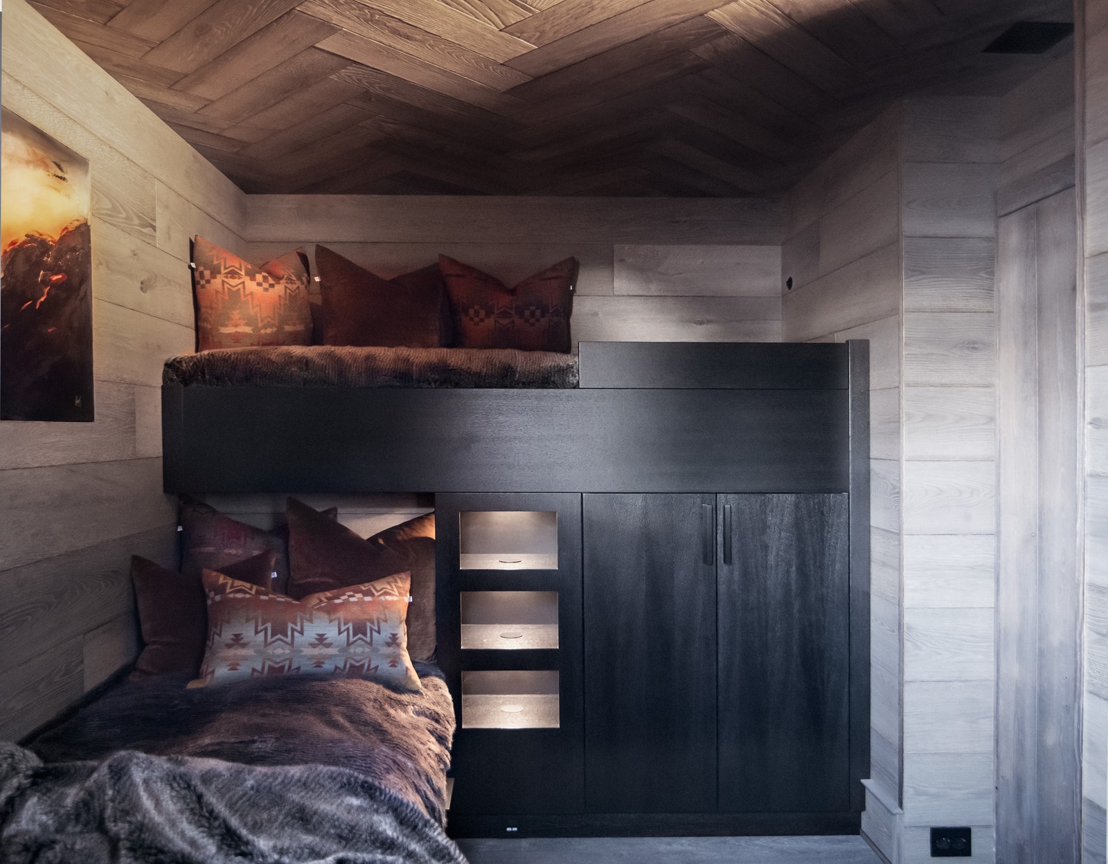 To senger med integrert garderobe og hyller med stige.
Trådløs lader nedfelt i hylle. Galleribilde