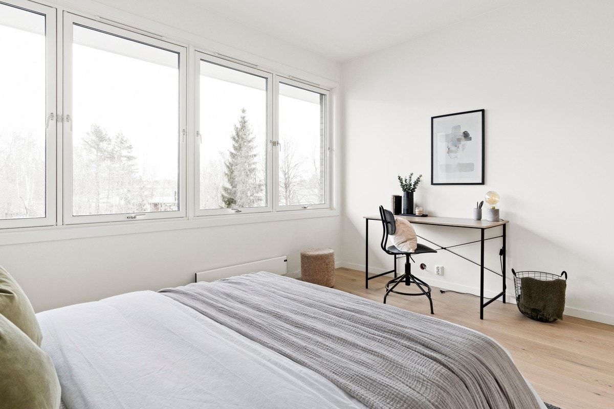 Soverommet har god plass til garderobeløsninger samt ønsket møblement. Galleribilde