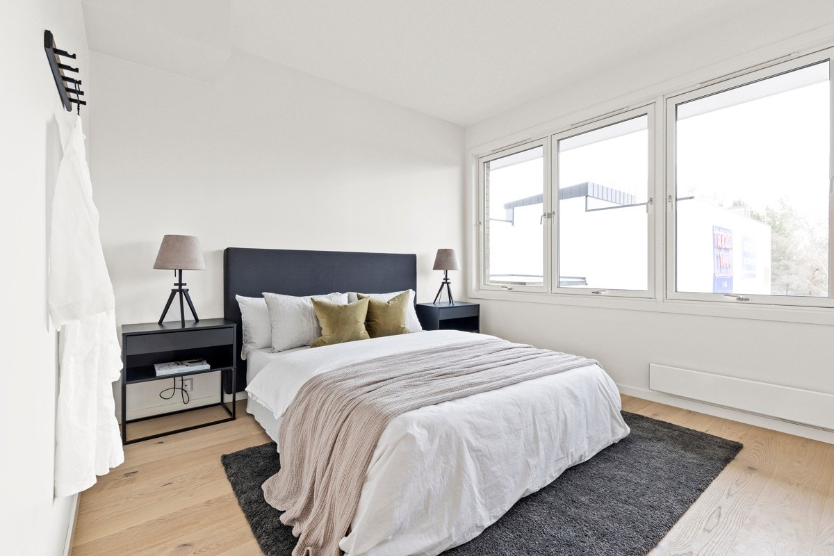 Ssoverommet er av god størrelse og oppleves som svært luftig på grunn av de store vindusflatene. Galleribilde