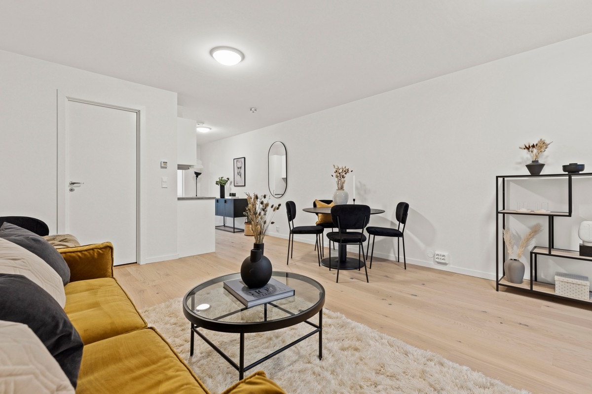 Lun og fin stue med lyse overflater. Galleribilde