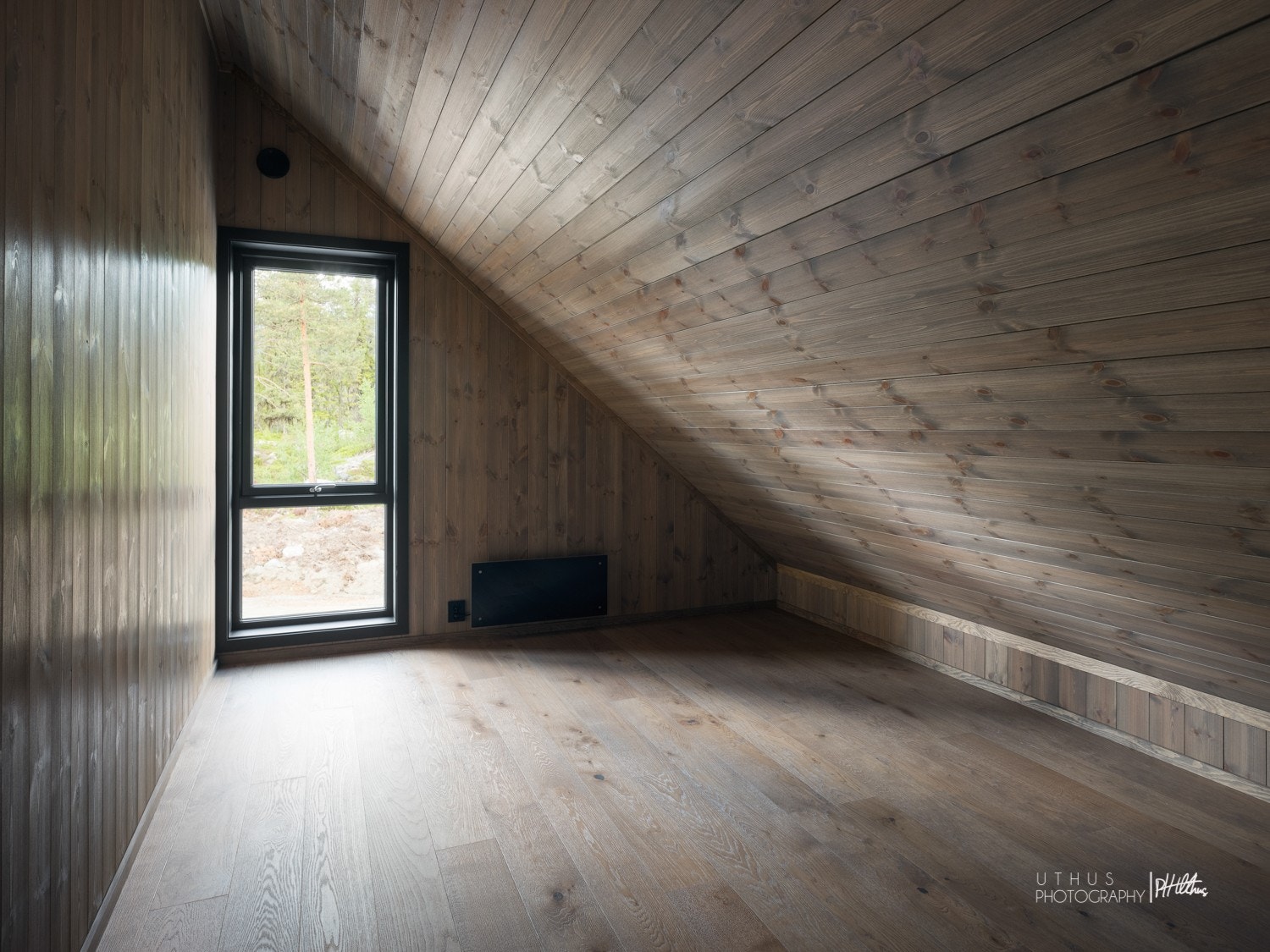 Hyttene leveres med minimum 4 soverom. For øvrig er det en unik takhøyde i 2.etasje med opptil 2,8 meter på det høyeste Galleribilde