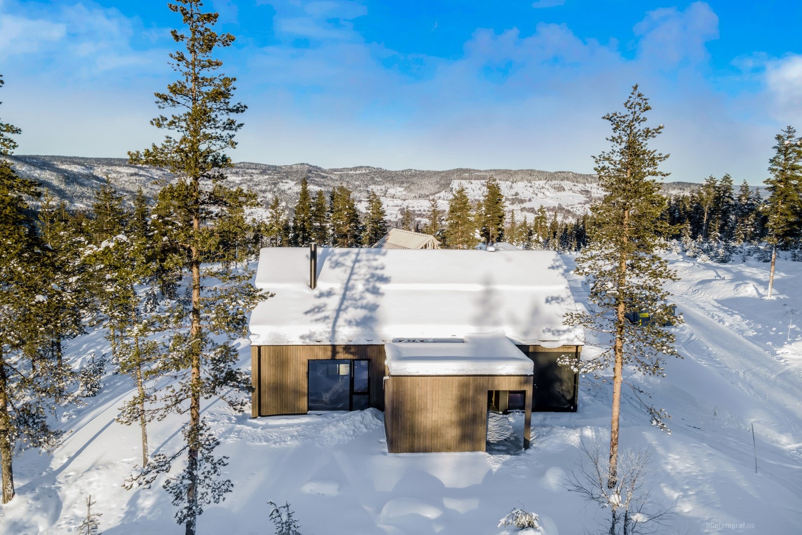 Hyttene leveres også med utvendig sportsbod med god lagringsplass ved inngangspartiet Galleribilde