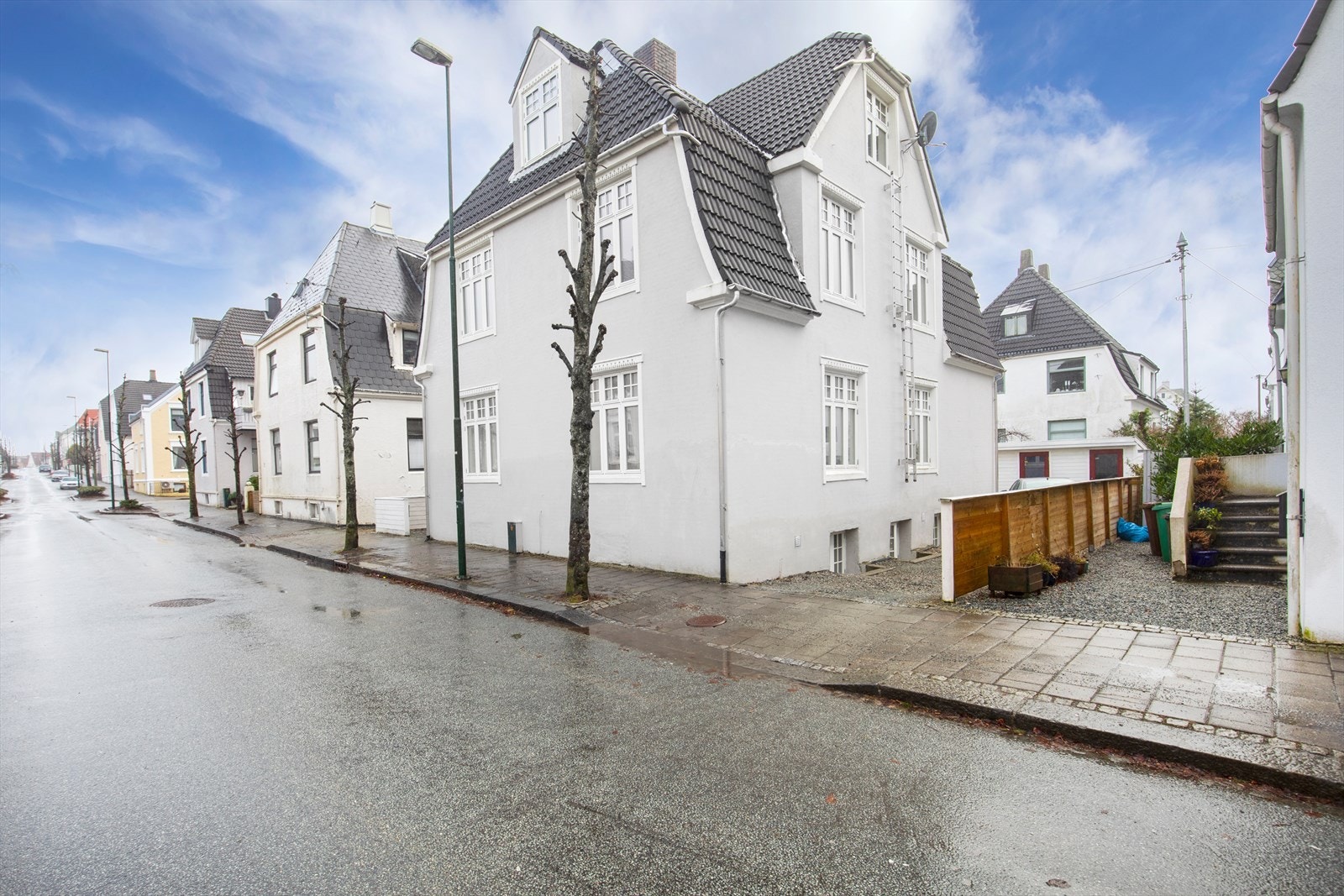 Leiligheten finner du i andre etasje. Pakrering på tomt Galleribilde