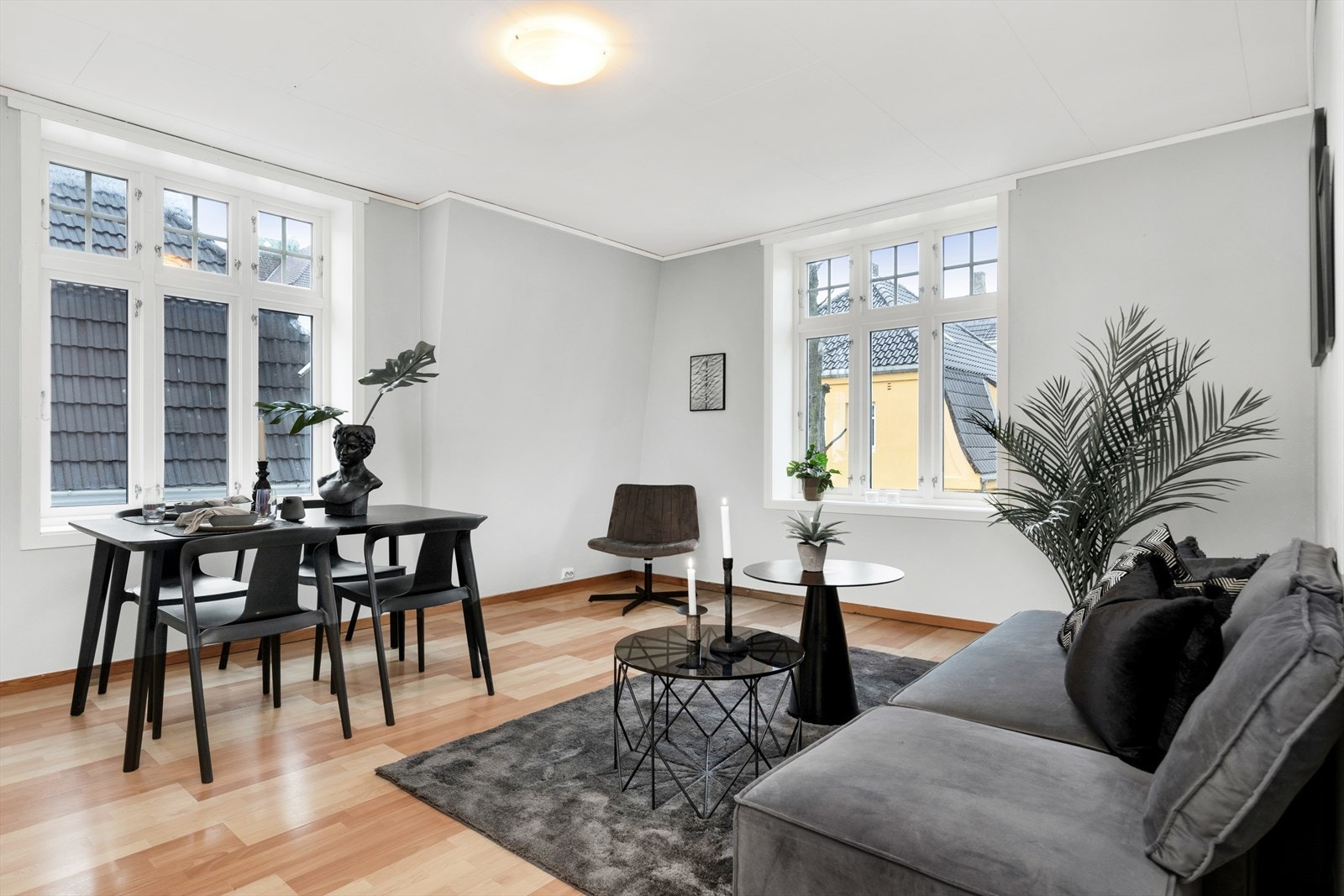 Store vindusflater som slipper inn rikelig med lys som gir en god romfølelse Galleribilde