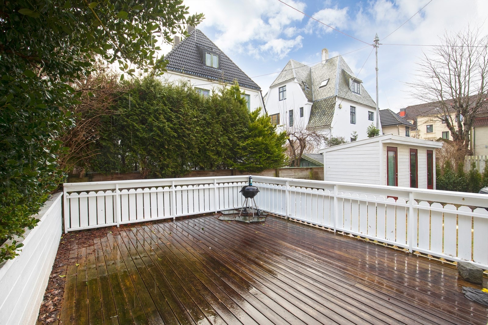 Kjekk terrasse man kan dra godt nytte av på solrike dager Galleribilde