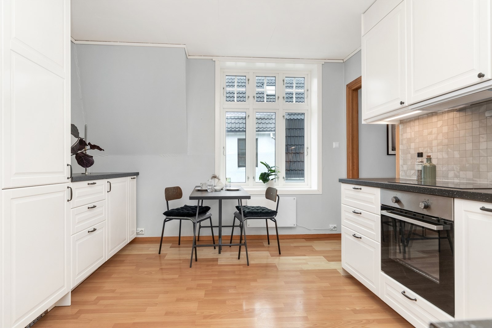 Lyst og romslig kjøkken adskilt fra stue Galleribilde