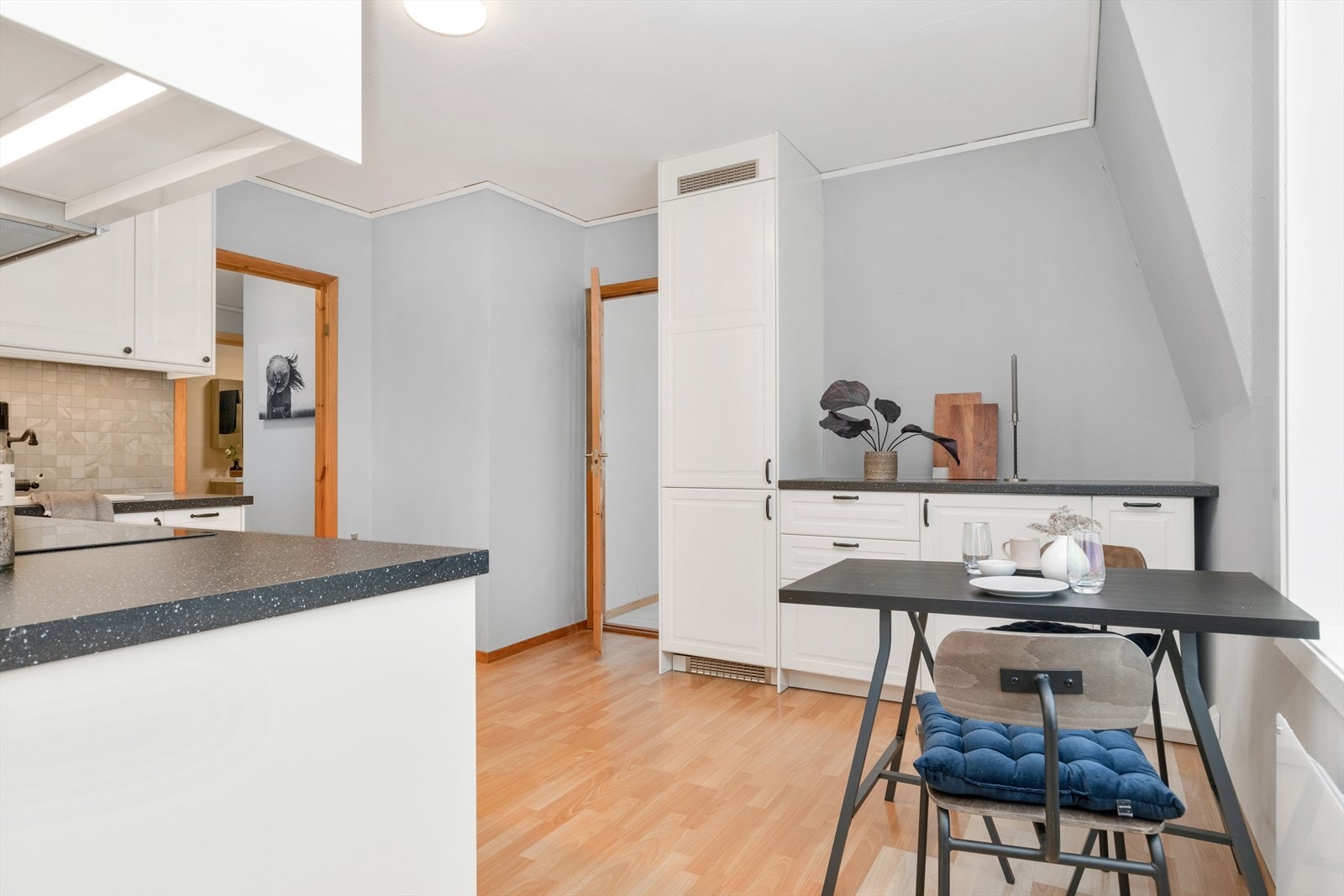 Kjøkken - plass til et koselig kaffebord Galleribilde