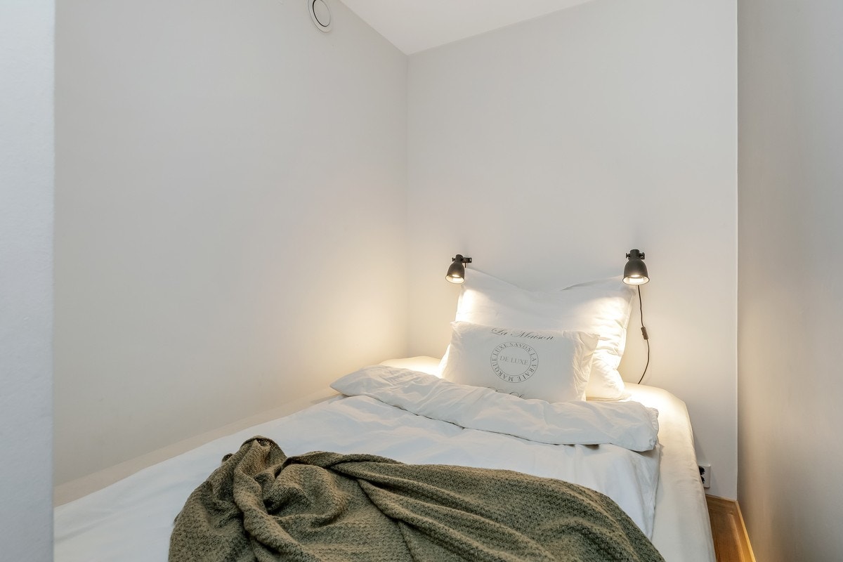 Sovealkove med plass til seng litt bortgjemt fra stuedelen Galleribilde