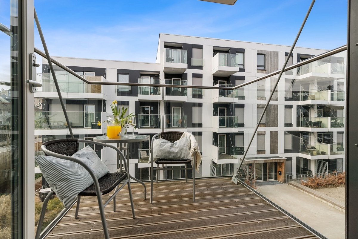 Balkong med glassrekkverk Galleribilde