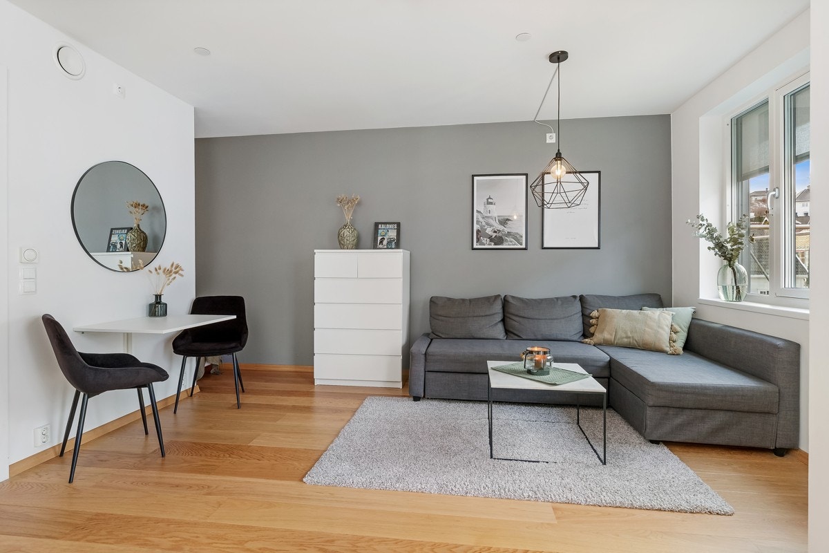 Stue har plass til sofa og spiseplass Galleribilde