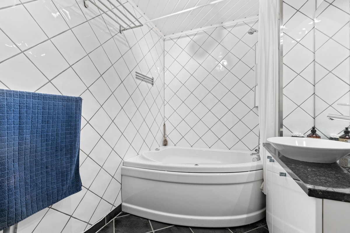 Badet er lokalisert ved enden av entréen. Dette er et godt sted å starte dagen, og varmekabler sørger for å gi ekstra komfort i hverdagen til morgentrøtte førtter. Galleribilde