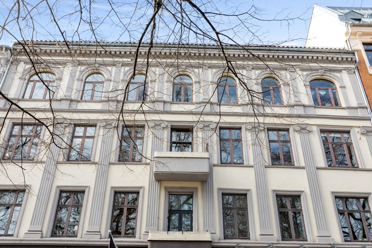 Her får du en etterspurt beliggenhet midt på Olaf Ryes plass med frontbeliggenhet mot parken. Galleribilde