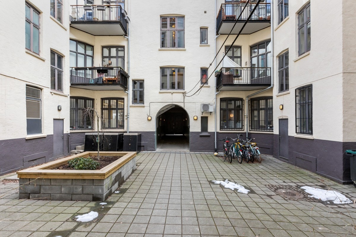 Indre gårdsrom. Dagens eier benytter barnevognsgarasje til venstre, for en liten sum via sameiet. Andre lagrer diverse utstyr i sine "minigarasjer". Galleribilde