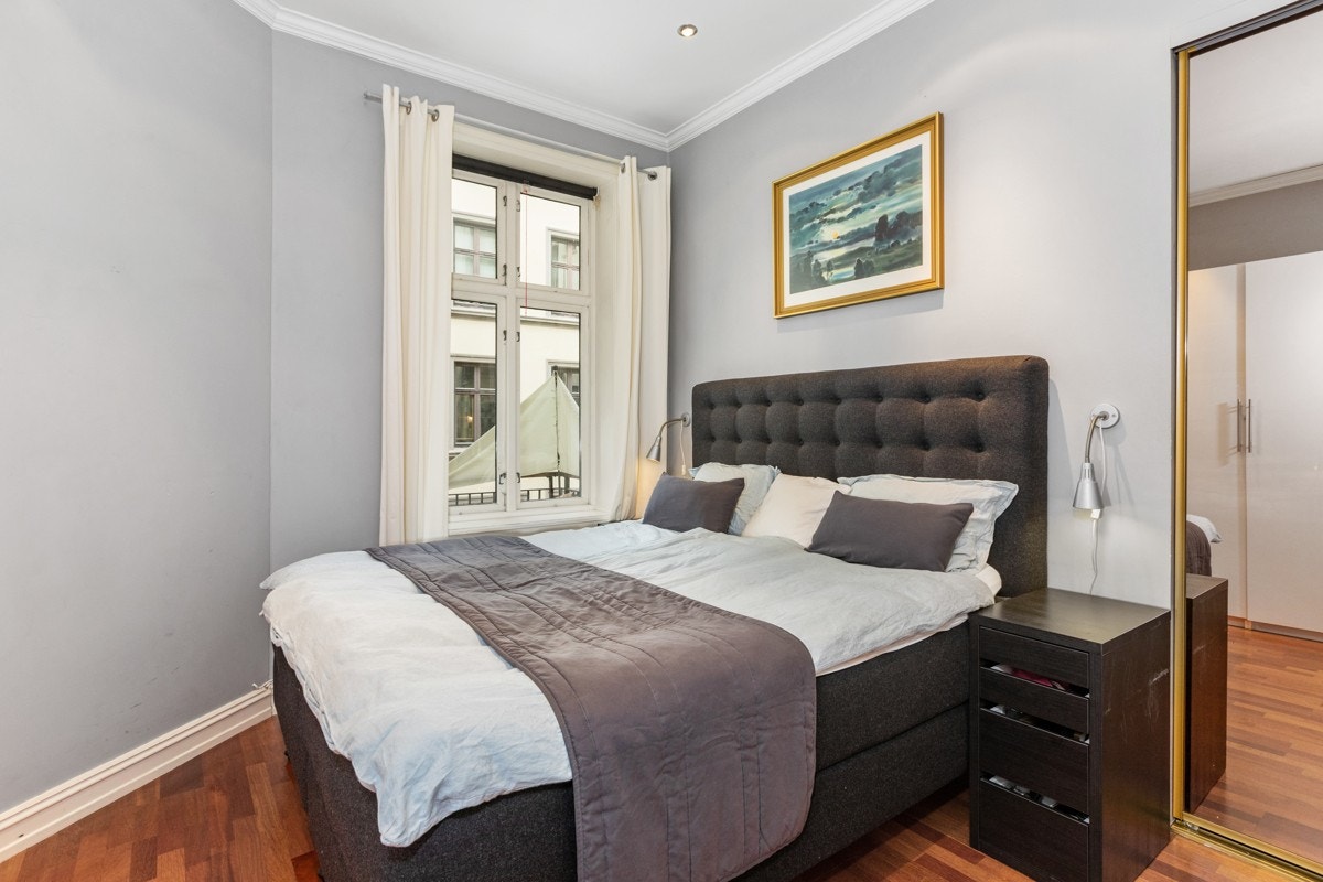 Leiligheten byr på 3 gode soverom av fin størrelse. Romslig hovedsoverom med plass til dobbeltseng, garderobe, nattbord m.m. De andre soverommene har også en fin størrelse og egner seg godt som barnerom/gjesterom/kontor. Galleribilde