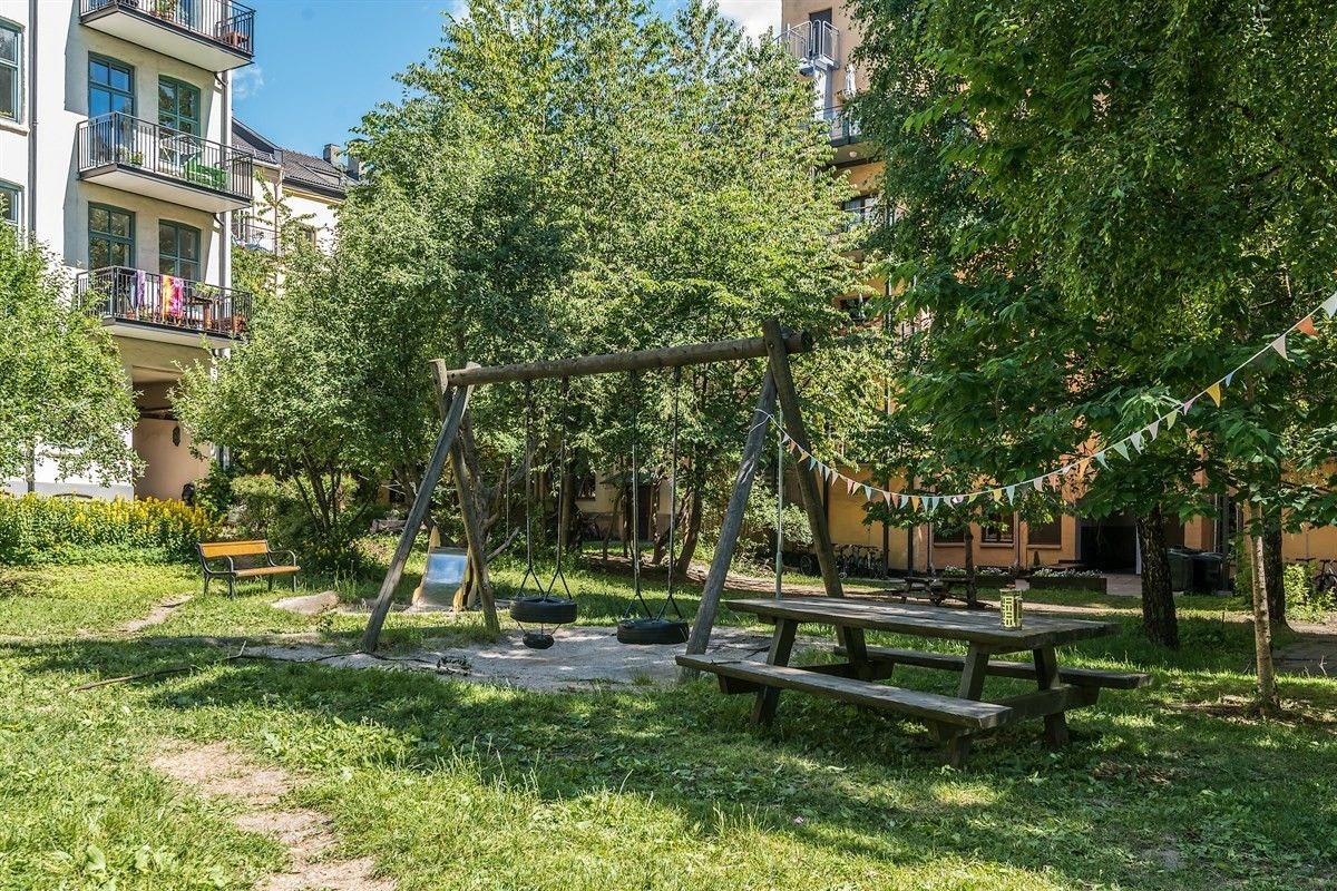 Bakgården. Galleribilde