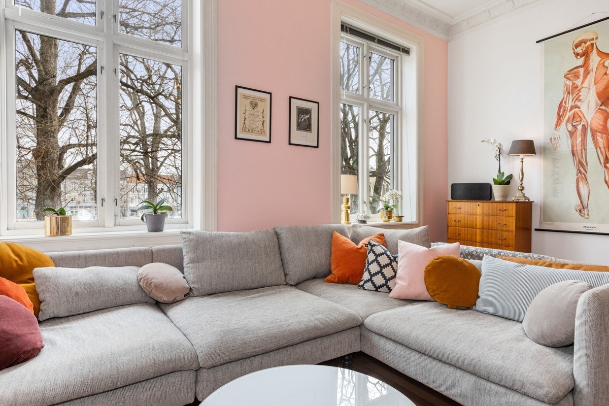 Boligen ligger rolig og meget fint til med frontbeliggenhet mot Olaf Ryes plass. Her kan du virkelig skape drømmehjemmet! Galleribilde