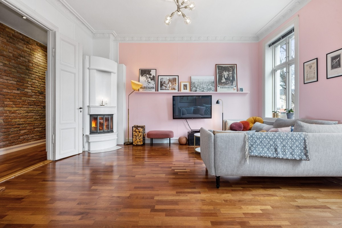 Aktiv Grünerløkka har gleden av å presentere denne sjarmerende 4-roms selveierleiligheten på beste Løkka! Galleribilde