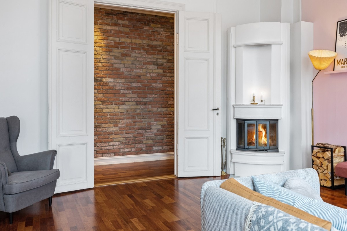Kort oppsummert er dette et sjarmerende hjem, hvor originale detaljer som ekstra god takhøyde, doble fløydører, samt eksponert teglstein gir boligen et unikt særpreg. Galleribilde