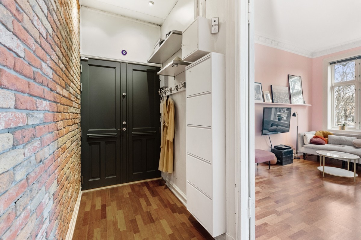 Entréen er romslig med god plass for oppbevaring av yttertøy og sko. Galleribilde