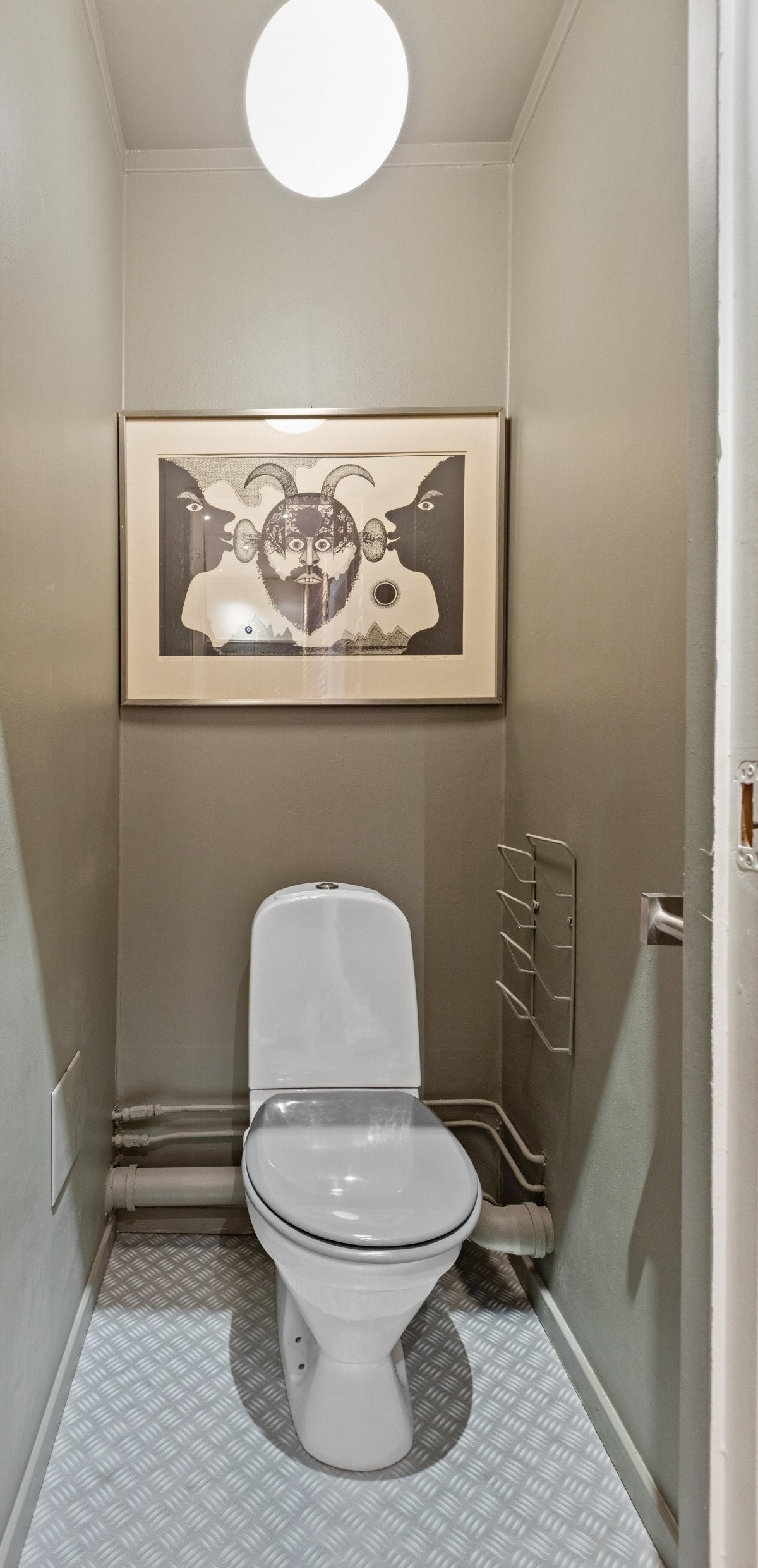 Separat toalettrom er lokalisert like ved badet. Galleribilde