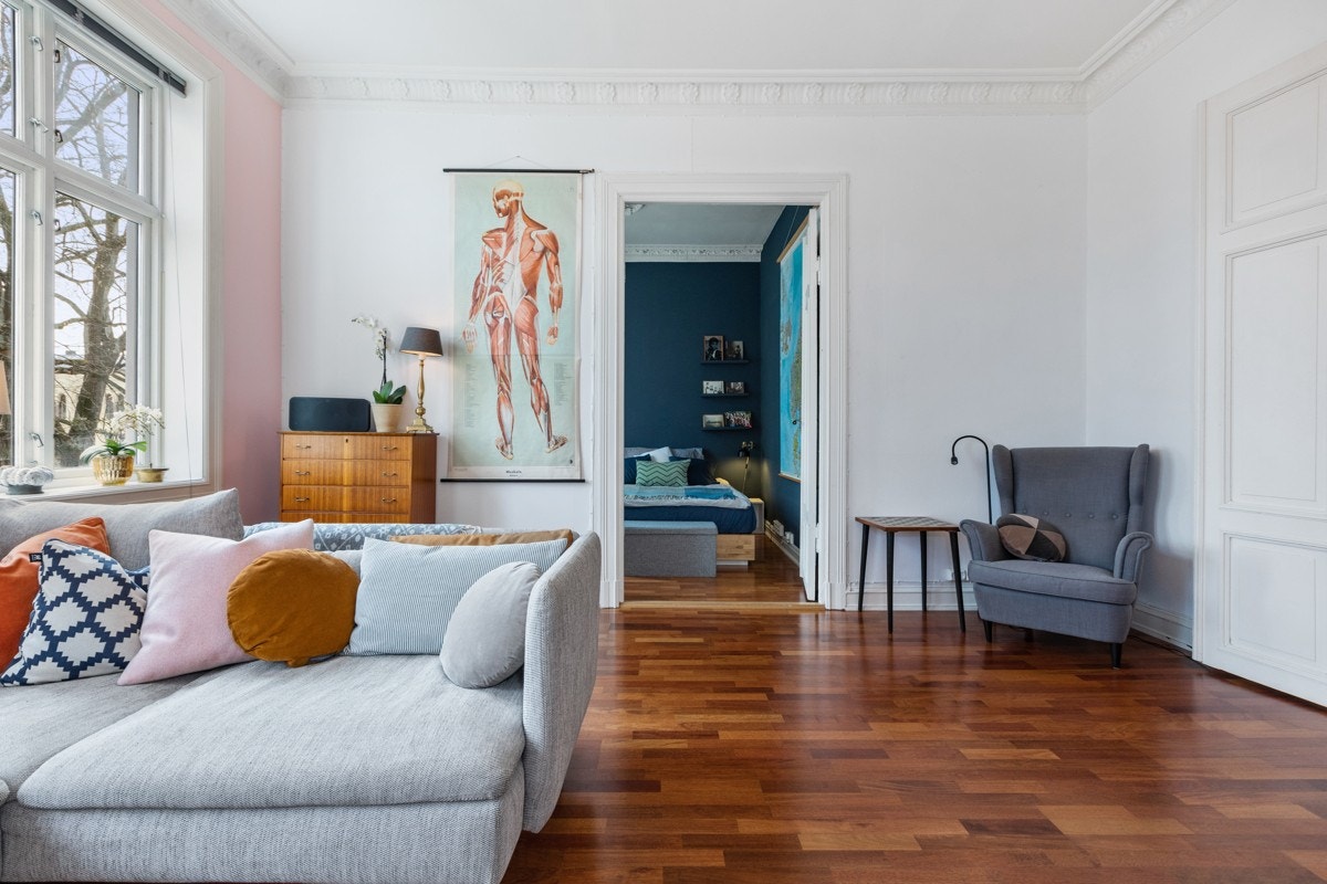 De store, dype vinduene og den generøse takhøyden er med på å skape gode innvendige lysforhold, og gir samtidig en luftig og åpen atmosfære. Galleribilde