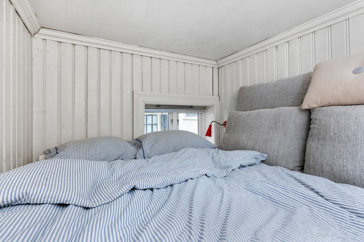 Hems med dobbel soveplass. Plass til dobbelmadrass, med god avtstand til tak Galleribilde