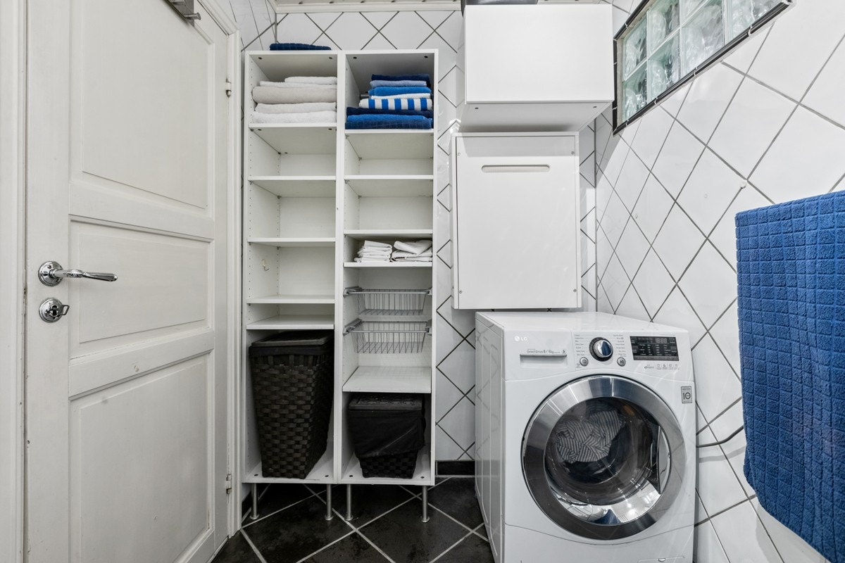 Opplegg og plass for vaskemaskin. God plass til oppbevaring i hylleløsning. Galleribilde