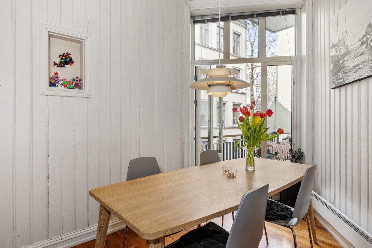 God plass til en stor spisebordsgruppe ved vinduet. Galleribilde