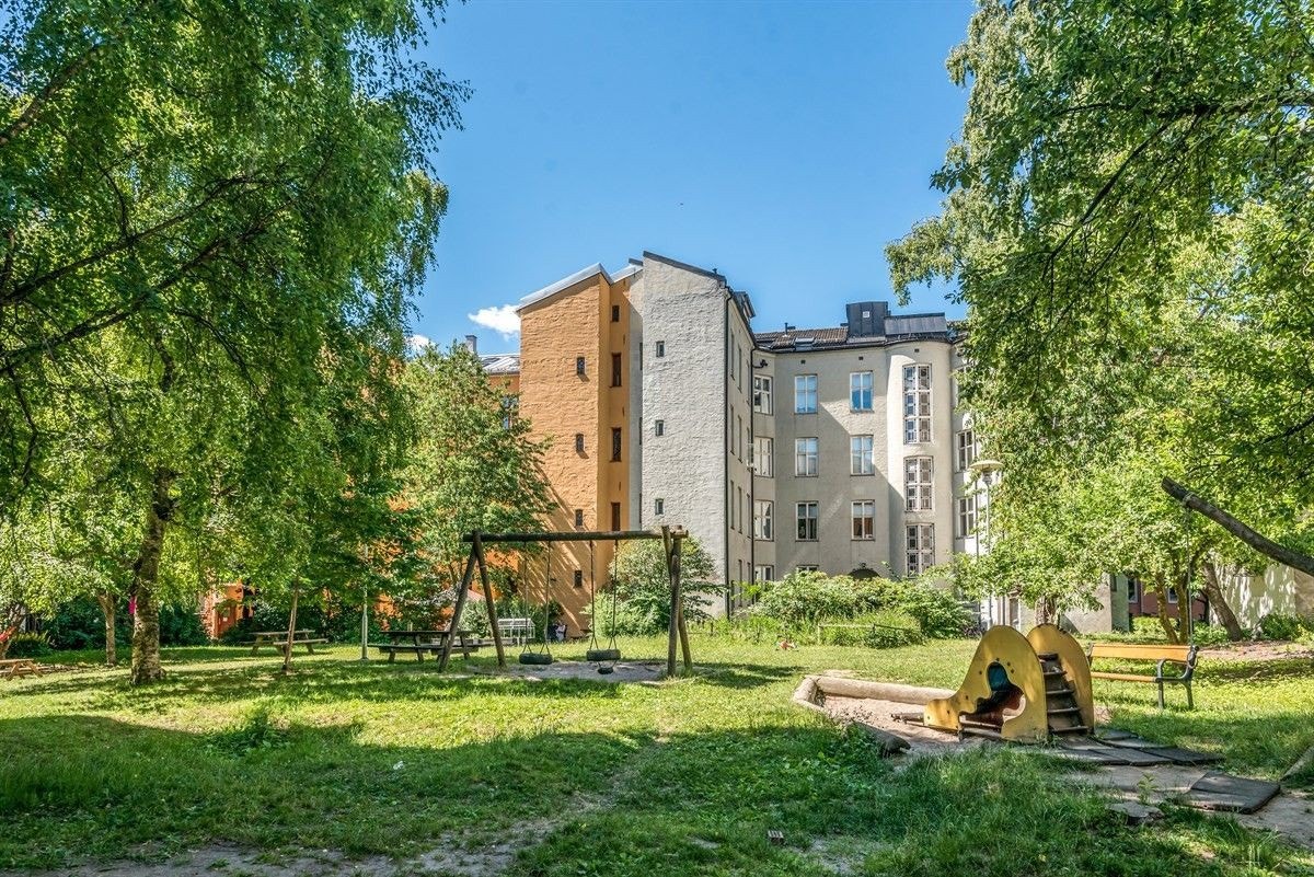 Den idylliske bakgården er Grünerløkka verdig, med flotte uteområder opparbeidet med plen, trær, parsellhager og flere sittegrupper. Galleribilde