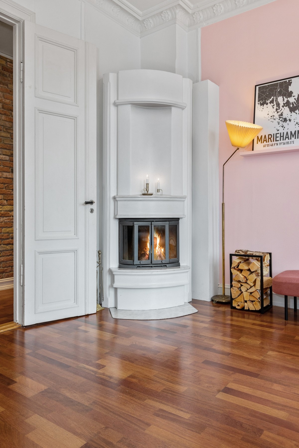 Peisen vil du garantert sette pris på, både som varmekilde i tillegg til ren hygge. Dette er virkelig rommet for god stemning, her er alt lagt til rette for å trives! Galleribilde