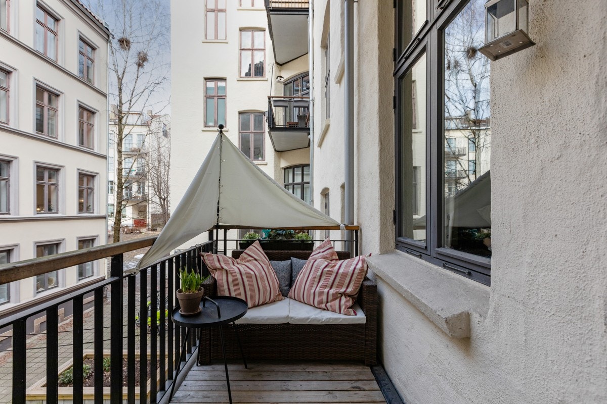 Balkongen er et hyggelig oppholdssted både på sommer- og vinterstid. Når den første snøen har falt kan man kle seg godt, og drikke varm kakao mens man ser nærområdene våkne til liv. Galleribilde