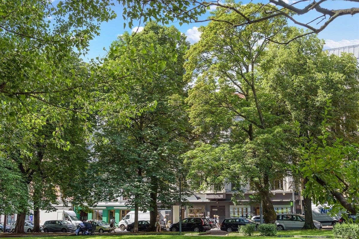 Olaf Ryes plass med leilighetens fasade i bakgrunnen. I Markveien rett frem, leder den grå porten inn til det hyggelige sameiet. Galleribilde