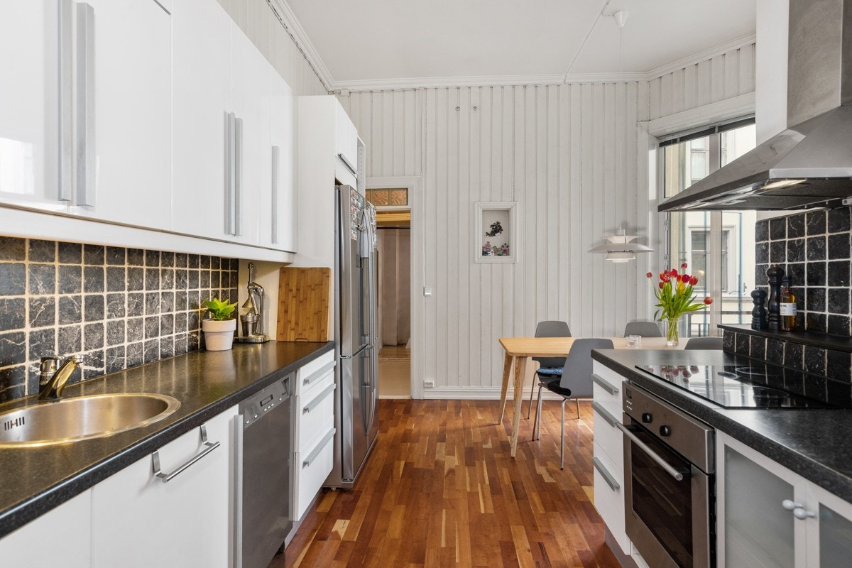 Boligen byr på et romslig kjøkken med god plass til stort spisebord, rikelig skap- og benkeplass til oppbevaring og matlagning. Galleribilde