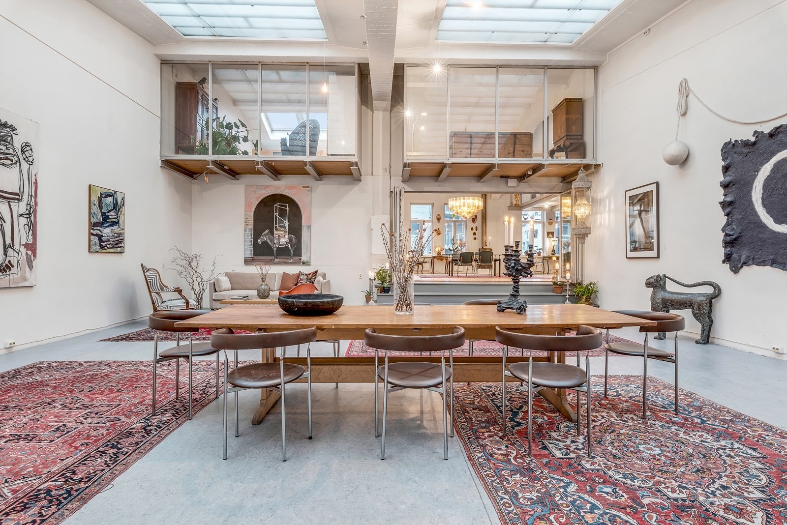 Storsal med generøs takhøyde. Rikelig med lysinnslipp fra takets vinduer som gir et nydelig lys til boligen. Galleribilde