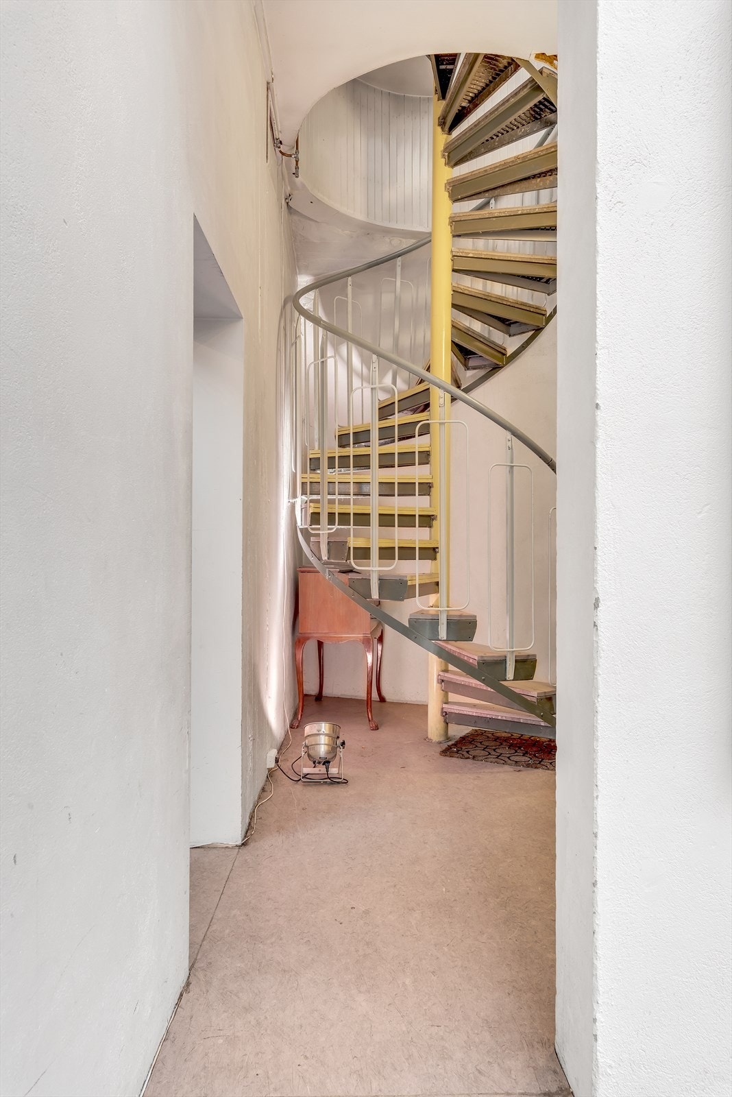 Trappeadkomst til leilighetens takterrasser, samt hytte. Det er hele 3 innganger til leiligheten Galleribilde