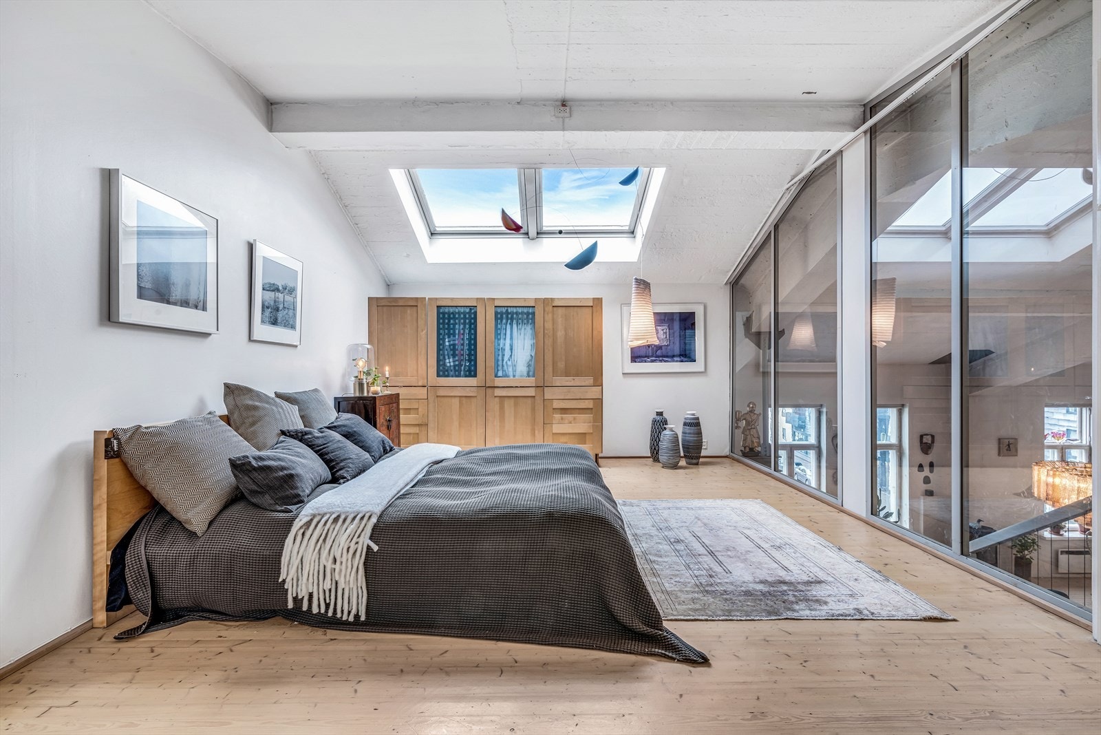 Stort hovedsoverom med god plass til dobbeltseng, samt garderobeskap. Vindusflater i himling gir rikelig med dagslys. Galleribilde