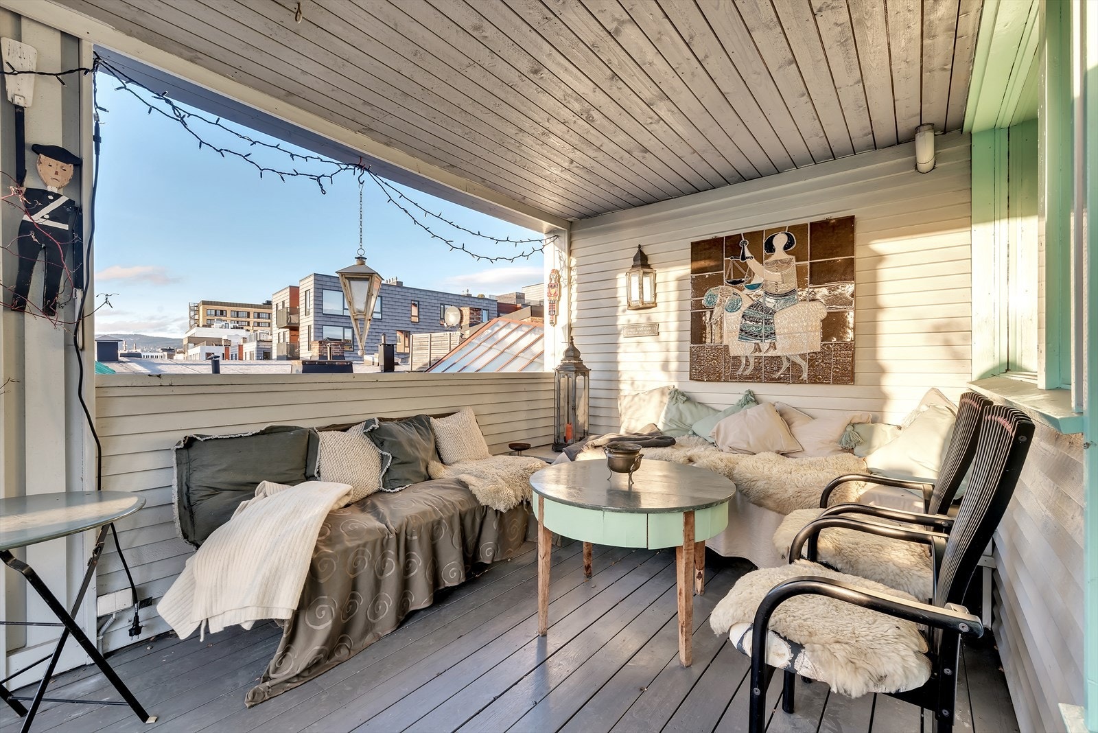 Hyggelig og overbygget del av takterrassen. Her er du skjermet for vinden og solen på de varmeste dagene. Galleribilde