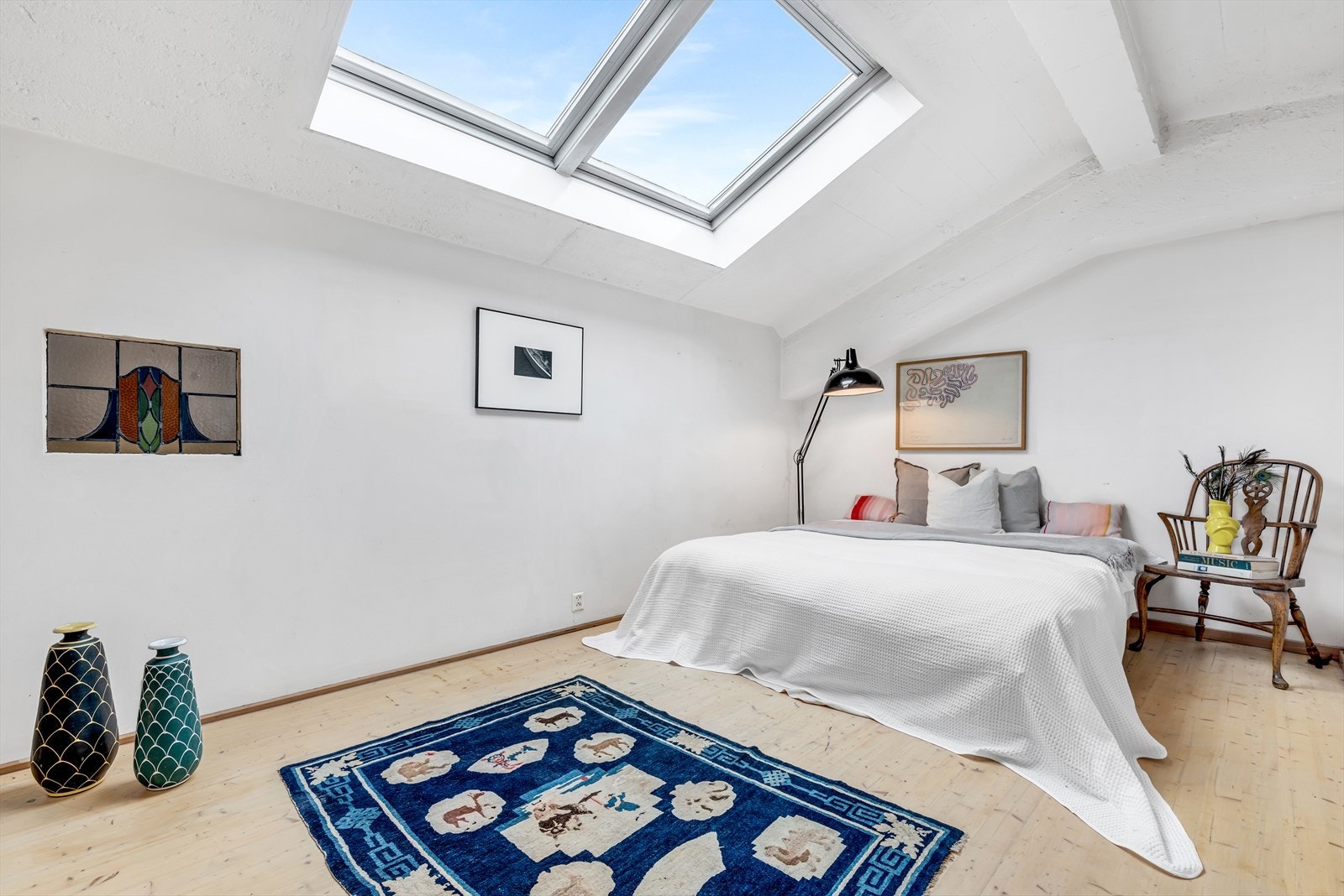 Soverom nr. to i andre etasje er også av god størrelse. Her er det god plass til dobbeltseng, samt garderobeskap. Galleribilde