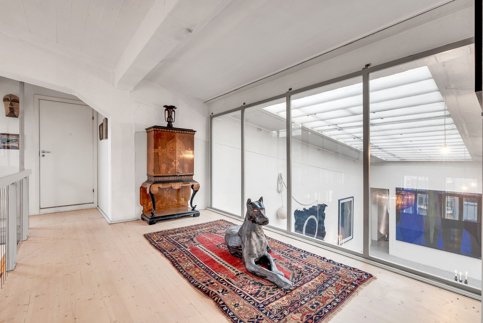 En arkitekttegnet bolig gir deg en unik atmosfære. Bro i andre etasje med adkomst til to soverom og baderom. Galleribilde