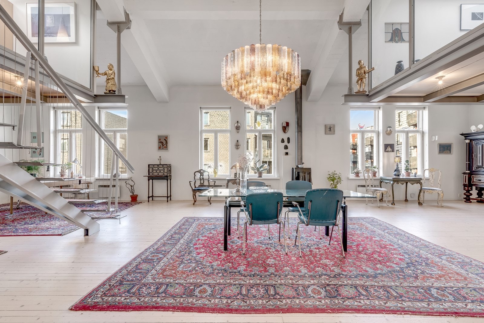 Rikelig med lysinnslipp er gjennomgående for hele leiligeten. Galleribilde