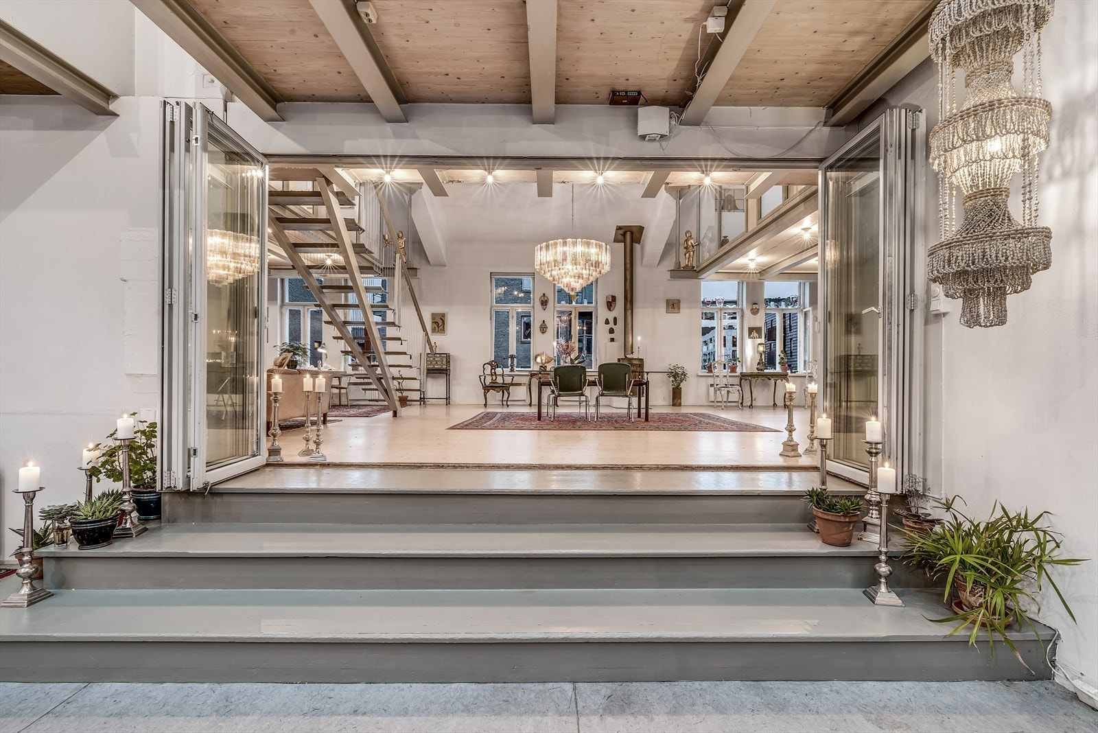 Fra stuen har man direkte adkomst til leilighetens eksklusive storsal på 90 kvm. Galleribilde