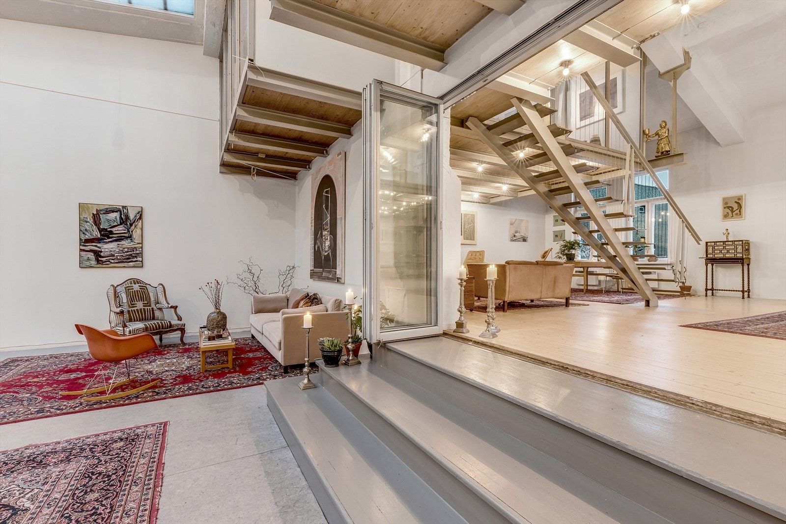 Det er mellom sal og stue satt inn skyvedører, slik at man kan enkelt kan åpne eller stenge av denne sonen. Galleribilde