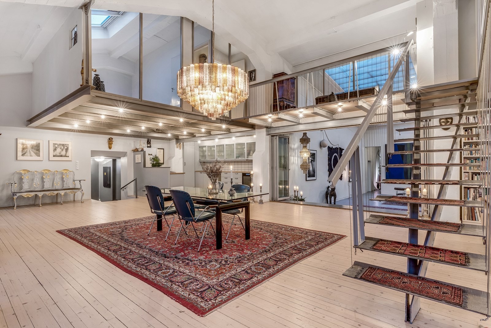 EiendomsMegler 1 v/Anders Glasø har gleden av å presentere denne særegne leiligheten over to plan på hele 430m² BRA. Boligen er arkitekttegnet av Henrik E. Nielsen i 1997. Galleribilde