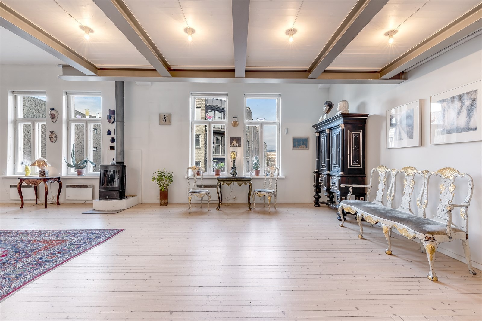 Dagens eier har satt inn en peis som gir en hyggelig atmosfære, samt god oppvarming på kalde vinterdager. Galleribilde