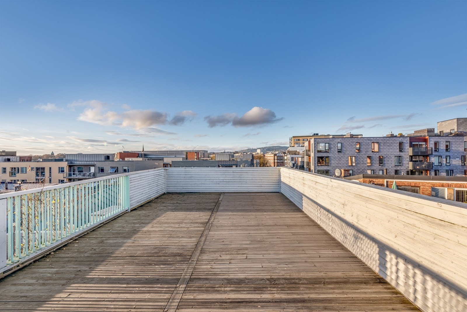 Takterrasse med god plass til utemøblement. Galleribilde