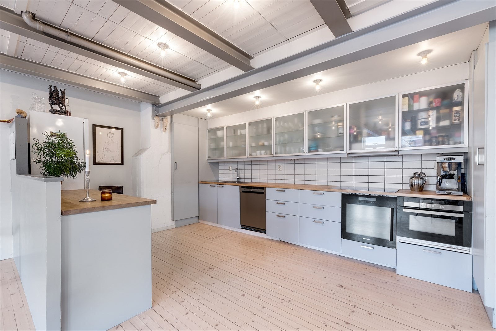 Kjøkkenavdelingen finner du i tilknytning boligens hovedstue. Galleribilde