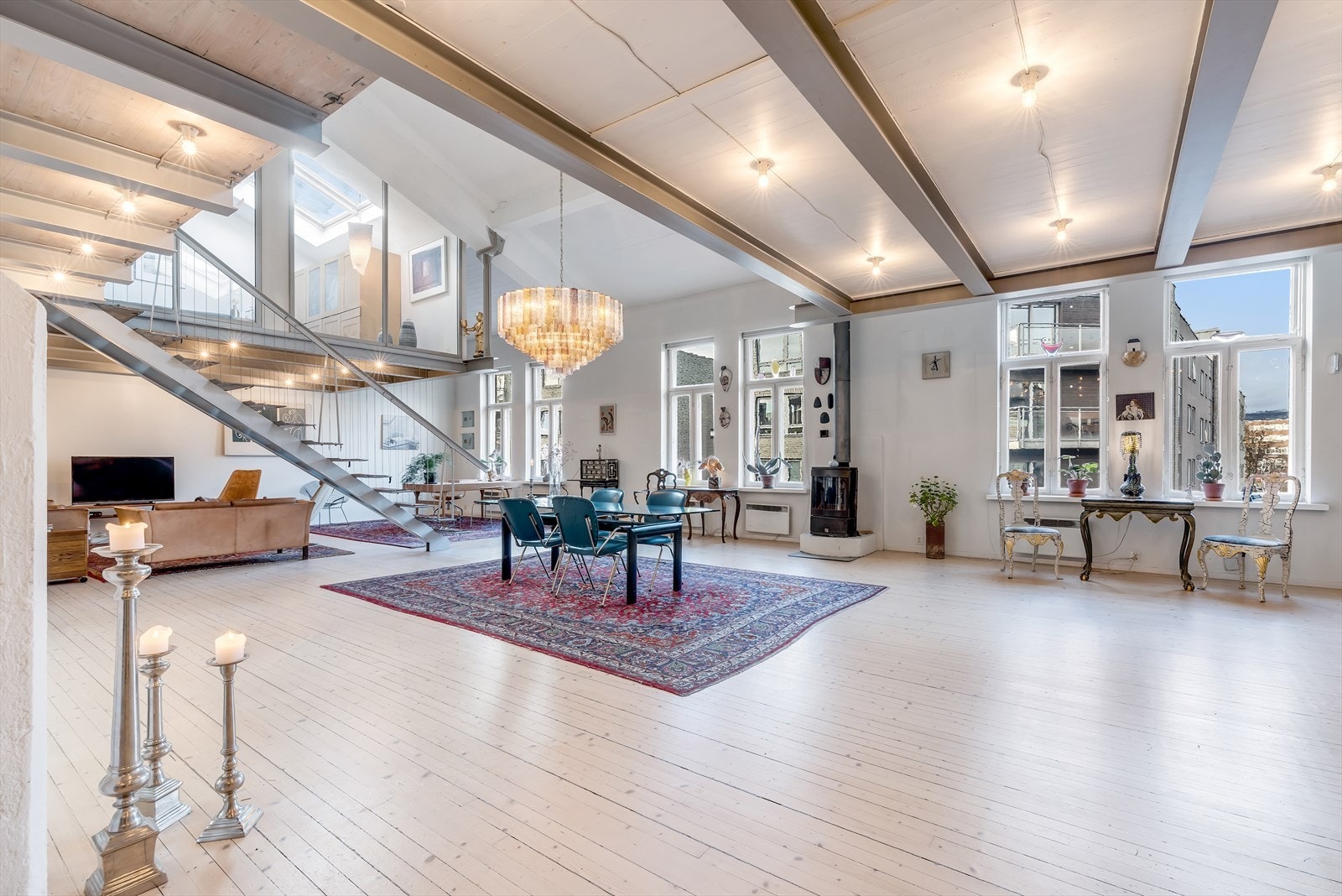 Stor stue med flere bruksområder. Generøs takhøyde opp mot 5 meter, samt gulvareal på ca. 120 kvm. Galleribilde