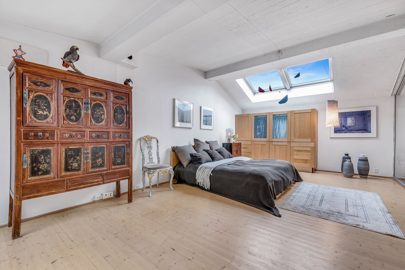 Hovedsoverommet er unikt med glassvegger mot øvrige deler av boligen. Galleribilde