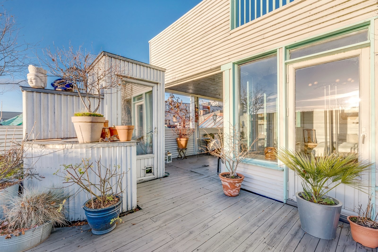 Fantastisk takterrasse over to plan på hele 120 kvm. Her har du en fenomenal utsikt og fantastiske solforhold hele året! Galleribilde