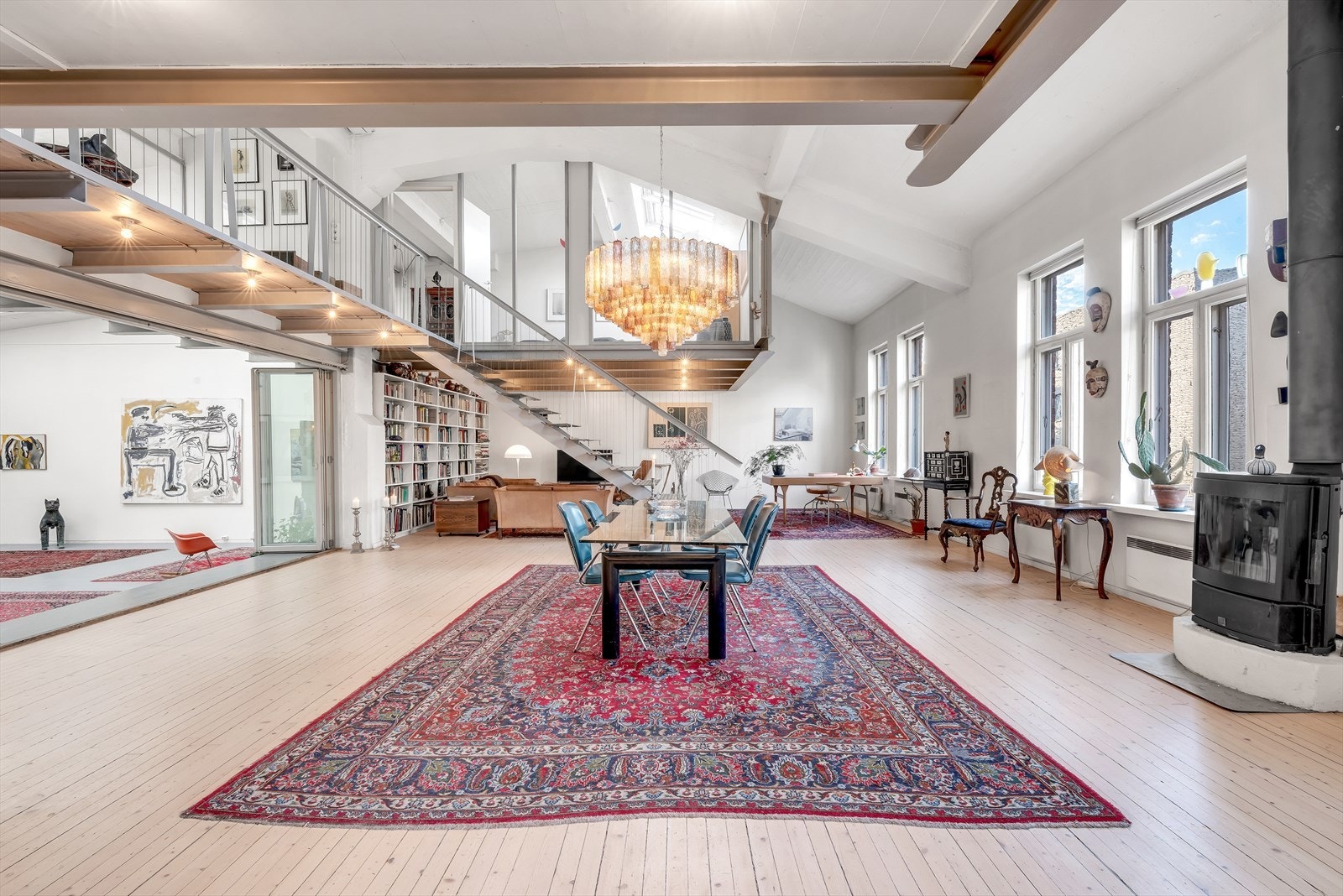 Leiligheten ble i 1997 renovert og gjort om til bolig. Dagens eier har engasjert en arkitekt og bygd en ekstra etasje. Dette gir leiligheten et særpreg og ekstra bruksområder. Galleribilde